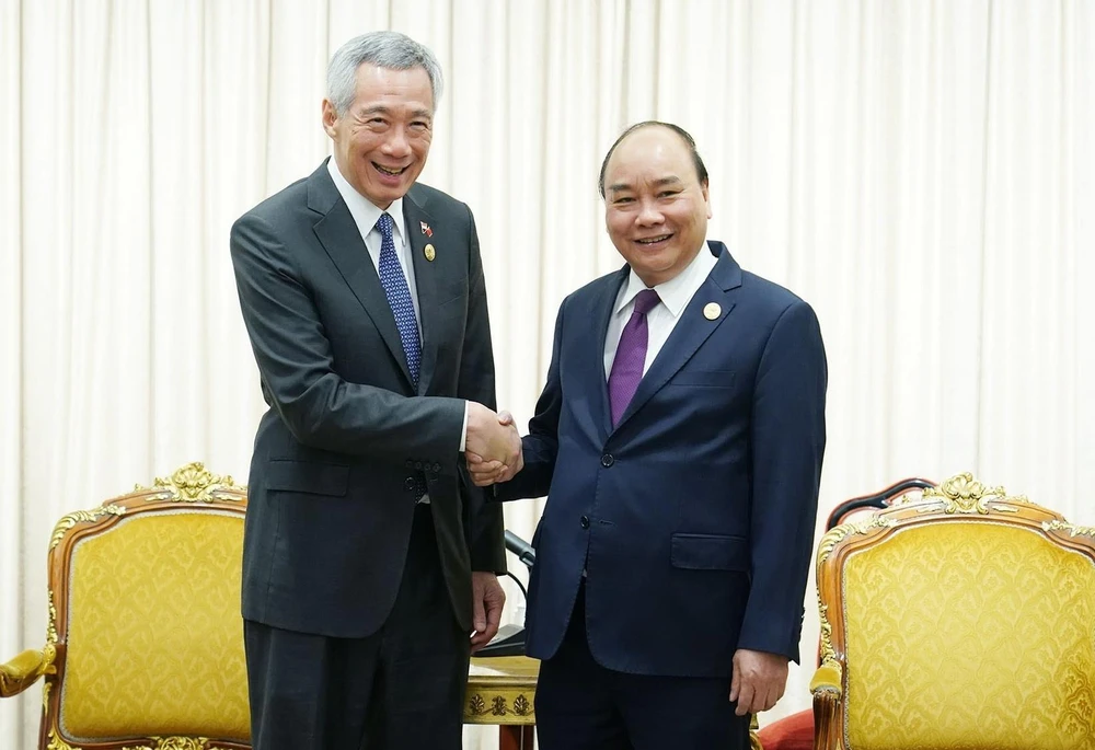 Thủ tướng Nguyễn Xuân Phúc hội kiến Thủ tướng Singapore Lý Hiển Long. (Ảnh: Thống Nhất/TTXVN)