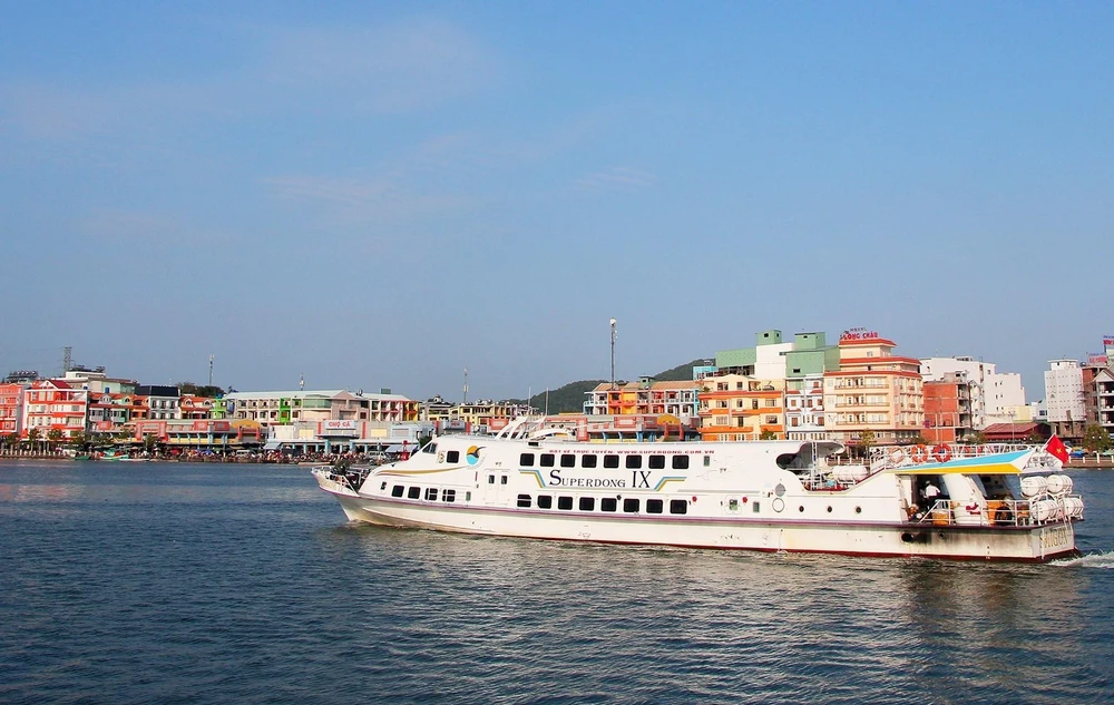 Tàu du lịch đưa du khách từ thành phố Hà Tiên ra tham quan Khu du lịch Quần đảo Hải Tặc (xã đảo Tiên Hải). (Ảnh: Hồng Đạt/TTXVN)