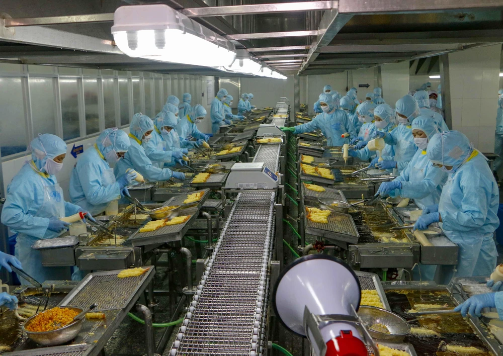 Khu vực sản xuất tôm tempura trong Công ty Seavina,Cần Thơ. (Ảnh: Thanh Liêm/TTXVN)