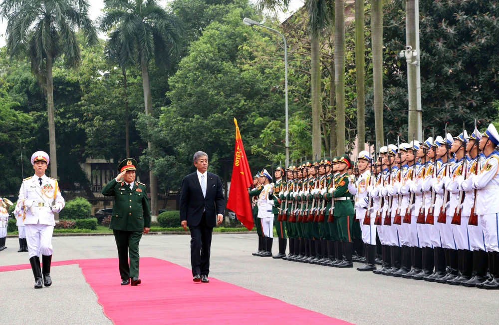 Bộ trưởng Bộ Quốc phòng Ngô Xuân Lịch và Bộ trưởng Bộ Quốc phòng Nhật Bản Takeshi Iwaya duyệt Đội danh dự Quân đội nhân dân Việt Nam. (Ảnh: Văn Điệp/TTXVN)