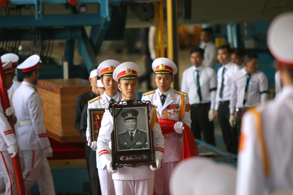 Nghi thức chuyển linh cữu nguyên Chủ tịch nước, Đại tướng Lê Đức Anh từ máy bay xuống xe tang tại sân bay quốc tế Tân Sơn Nhất (TP Hồ Chí Minh). (Ảnh: Thanh Vũ/TTXVN)