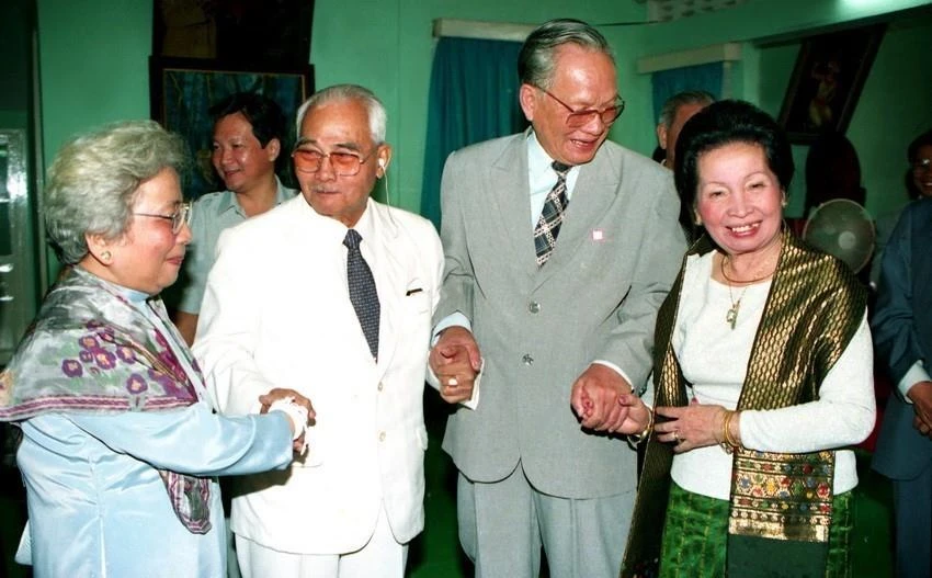 Chủ tịch nước Lê Đức Anh và Phu nhân thăm đồng chí Souphanouvong, Cố vấn Ban Chấp hành Trung ương Đảng Nhân dân cách mạng Lào và gia đình, nhân chuyến thăm hữu nghị chính thức CHDCND Lào, ngày 2/11/1993, tại Vientiane. (Ảnh: Cao Phong/TTXVN)
