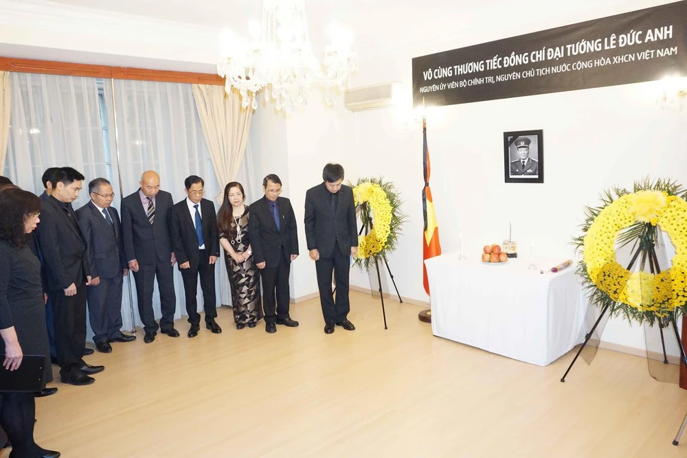 Cán bộ, nhân viên Đại sứ quán Việt Nam và đại diện cộng đồng người Việt tại Cộng hòa Séc tưởng niệm Đại tướng Lê Đức Anh. (Ảnh: Hồng Kỳ/TTXVN)