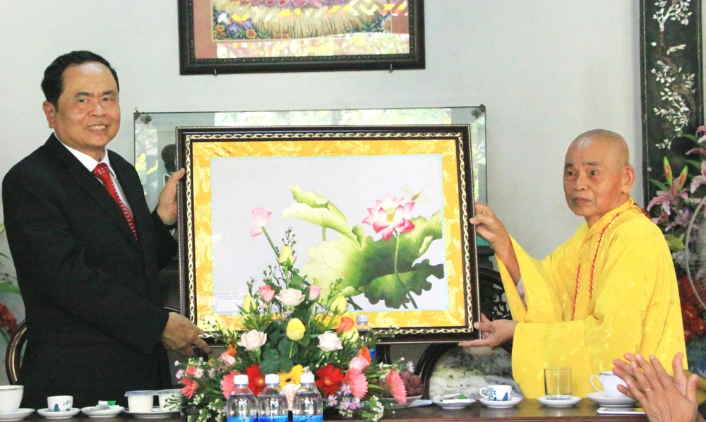 Hòa thượng Thích Đức Thanh trao tặng tranh cho Chủ tịch Ủy ban Trung ương MTTQ Việt Nam Trần Thanh Mẫn. (Ảnh: Mai Trang-TTXVN)