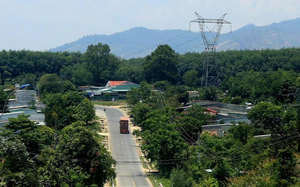 Đường dây 500kV đi qua địa bàn tỉnh Kon Tum. (Ảnh: Ngọc Hà/TTXVN)