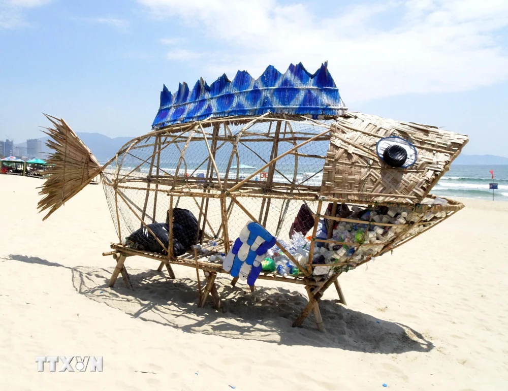 Mô hình cá bống khổng lồ thu gom rác thải nhựa tại bãi biển Mỹ Khê (Đà Nẵng). (Ảnh: Trần Lê Lâm/TTXVN)