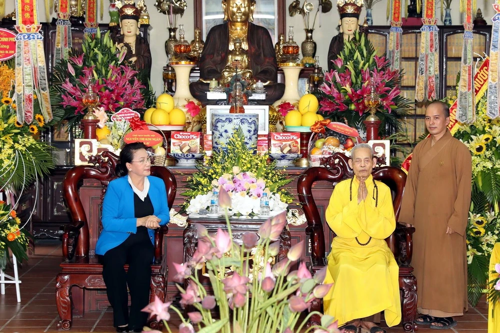 Chủ tịch Quốc hội Nguyễn Thị Kim Ngân thăm, chúc mừng Đại lão Hòa thượng Thích Phổ Tuệ, Pháp chủ Giáo hội Phật giáo Việt Nam. (Ảnh: Trọng Đức/TTXVN)