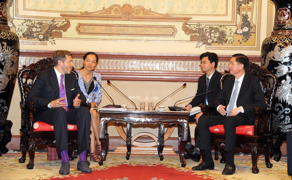 Ông Trần Vĩnh Tuyến, Phó Chủ tịch UBND Thành phố Hồ Chí Minh (phải) tiếp ông Harald Mahrer, Chủ tịch Phòng Kinh tế Liên bang Áo. (Ảnh: Xuân Khu/TTXVN)
