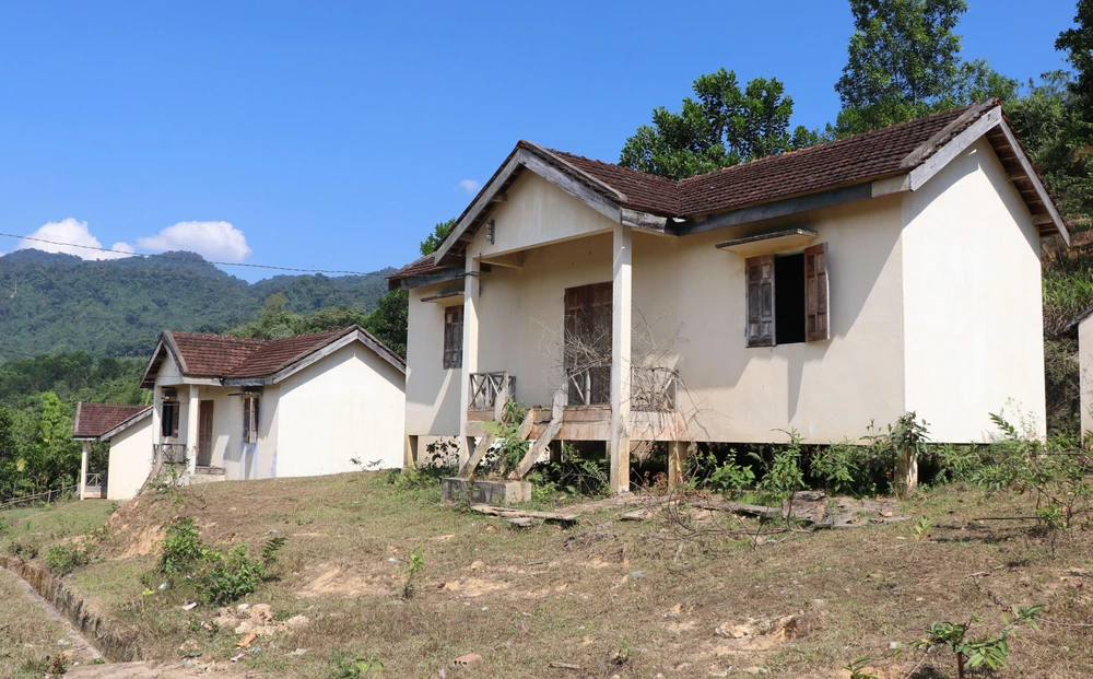 Nhiều nhà ở khu tái định cư của làng Vương xã Đăk Nên huyện Kon Plông (Kon Tum) bỏ hoang. (Ảnh: Cao Nguyên/TTXVN)