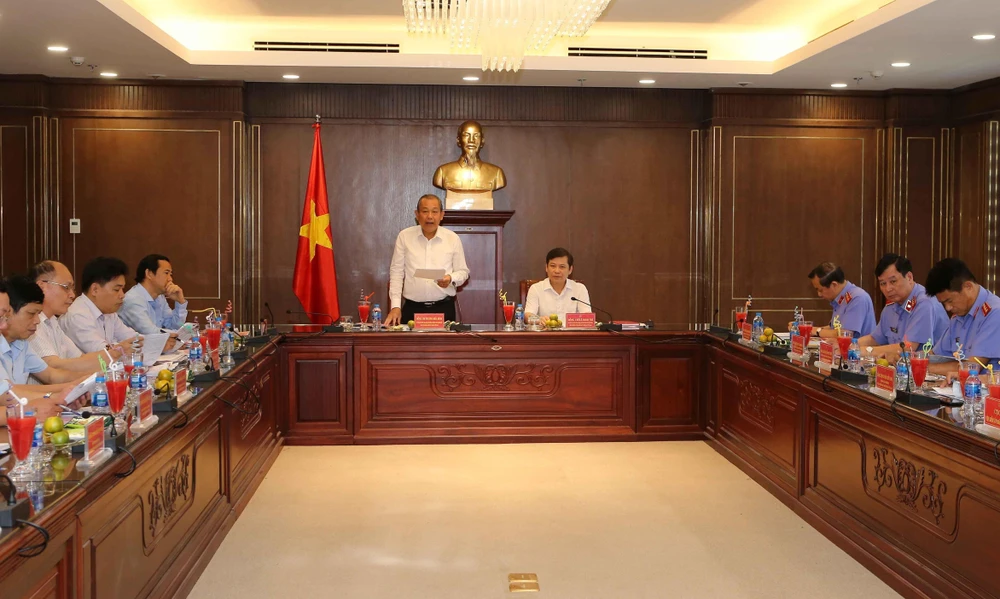 Phó Thủ tướng Thường trực Chính phủ Trương Hòa Bình phát biểu, công bố dự thảo báo cáo. Ảnh: Doãn Tấn - TTXVN