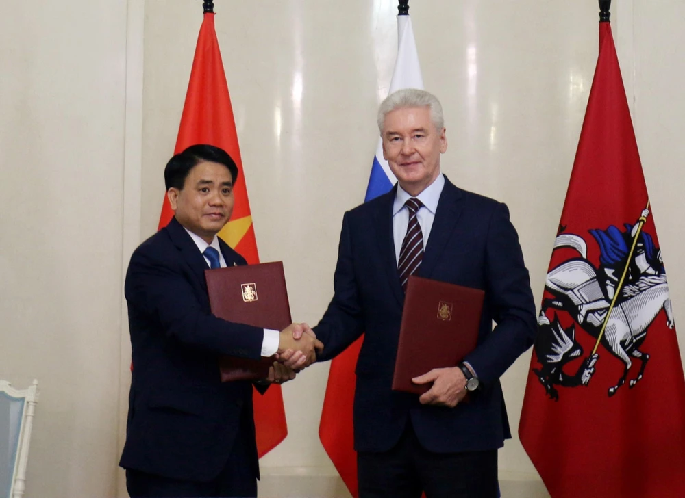 Chủ tịch UBND Thành phố Hà Nội Nguyễn Đức Chung và Thị trưởng Thành phố Moskva Sergey Sobyanin ký kết Biên bản ghi nhớ hợp tác. (Ảnh: Dương Trí/TTXVN)