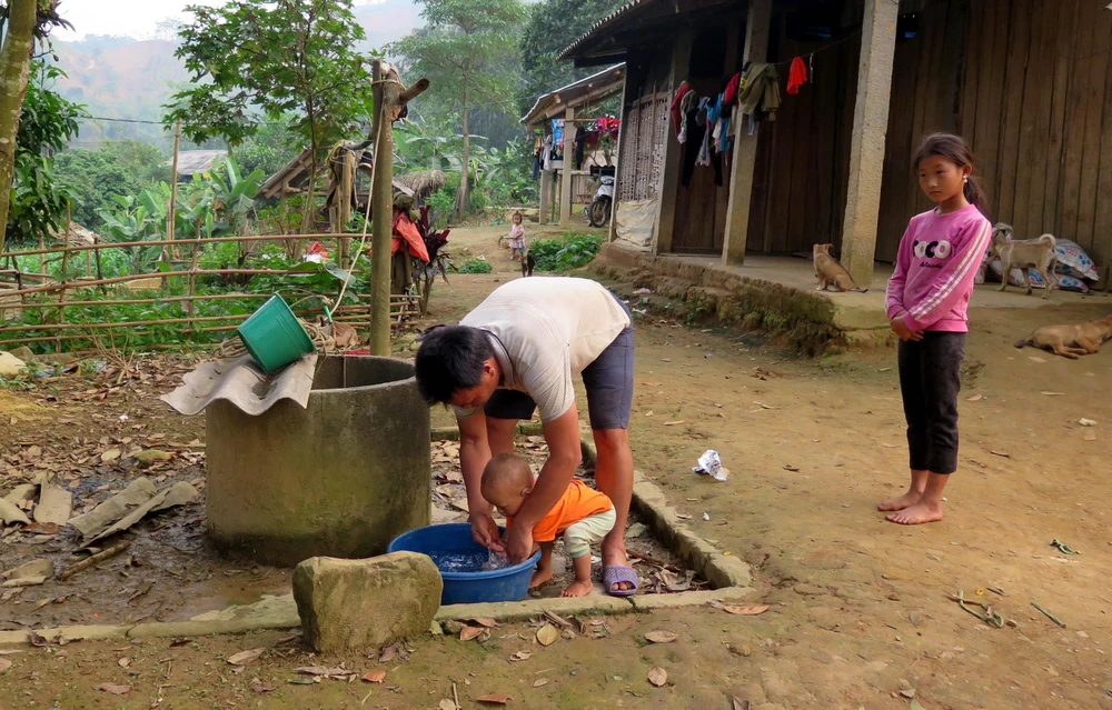 Không có nước sạch, người dân phải đào giếng hoặc đầu tư ống nước kéo nước từ sâu trong núi về sử dụng. (Ảnh: Văn Tý/TTXVN)