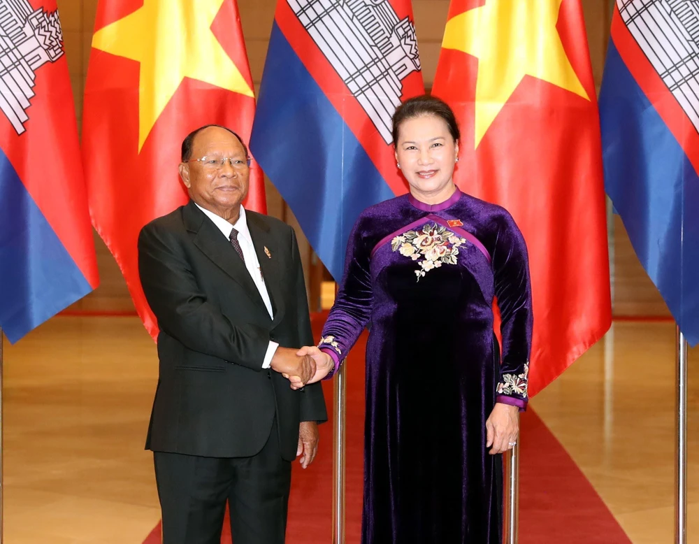 Chủ tịch Quốc hội đón Chủ tịch Quốc hội Campuchia Samdech Heng Samrin. (Ảnh: Trọng Đức/TTXVN)