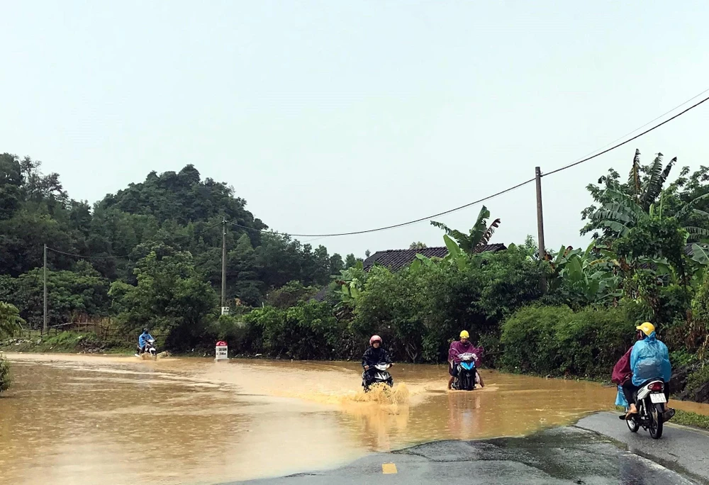 Quốc lộ 4A, đoạn qua xã Thái Cường, huyện Thạch An bị ngập úng gây ách tắc giao thông. (Ảnh: Quốc Đạt/TTXVN)