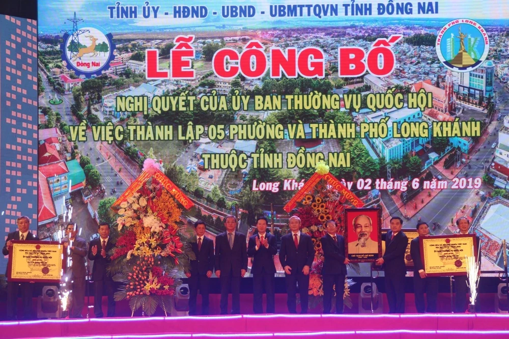 Trao quyết định công bố thành lập 5 phường và thành phố Long Khánh thuộc tỉnh Đồng Nai. (Ảnh: Lê Xuân/TTXVN)