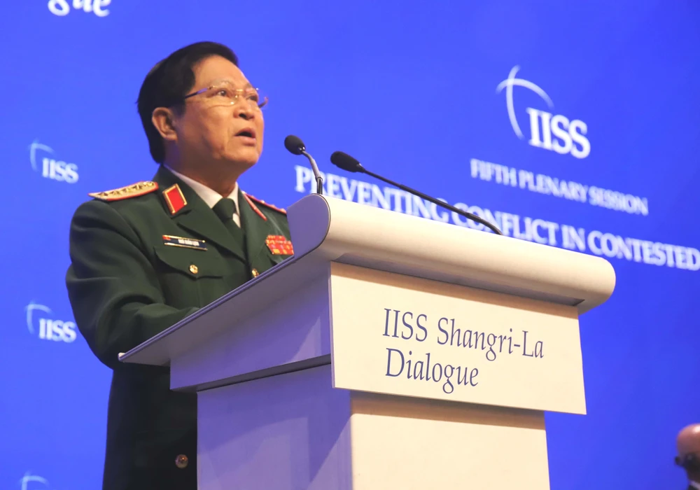 Bộ trưởng Quốc phòng Ngô Xuân Lịch phát biểu tại Đối thoại Shangri-La 2019. (Ảnh: Xuân Vịnh/TTXVN)