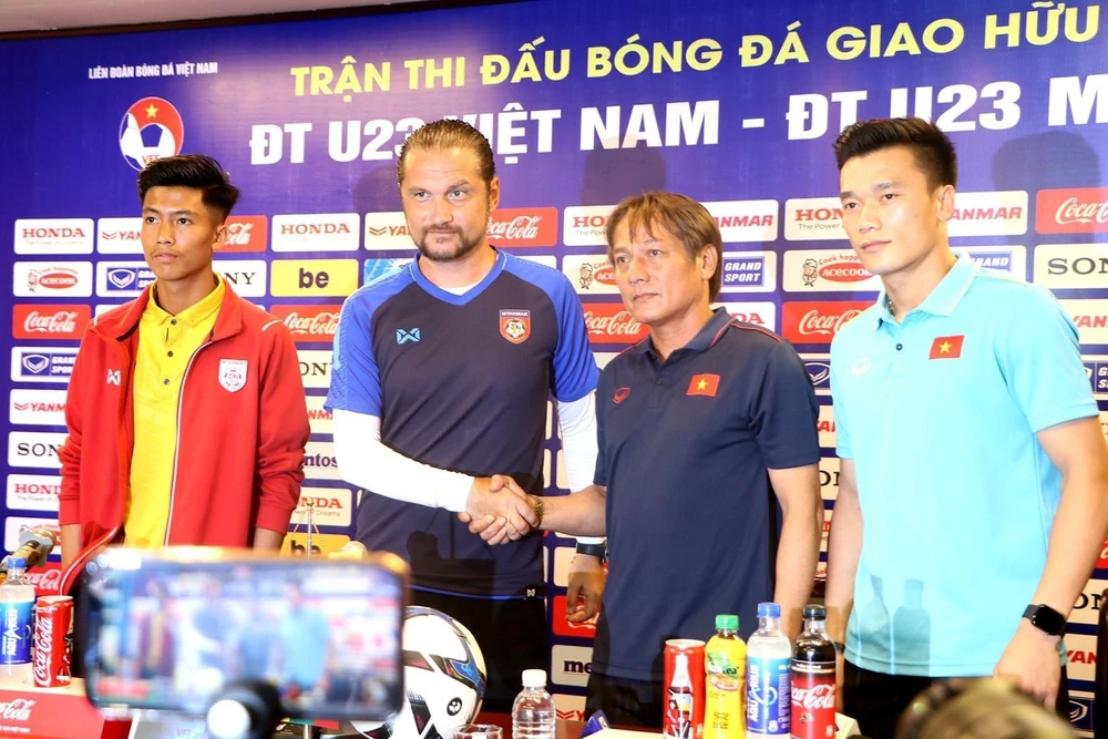 Huấn luyện viên Velizar Popov của U23 Myanmar bắt tay với huấn luyện viên Văn Đàn của U23 Việt Nam trong buổi họp báo. (Ảnh: Trung Kiên/TTXVN)