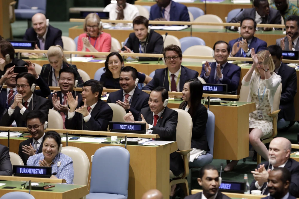 Đoàn Việt Nam do Thứ trưởng Bộ Ngoại giao Lê Hoài Trung (phải, hàng thứ 2, bên trái) dẫn đầu vui mừng sau khi kết quả bỏ phiếu cho thấy Việt Nam được bầu chọn là ủy viên không thường trực HĐBA LHQ nhiệm kỳ 2020-2021, tại New York, Mỹ ngày 7/6/2019. (Ảnh: 