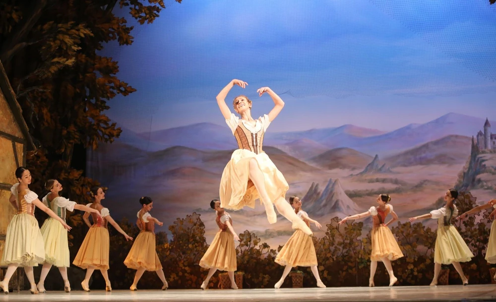 Giselle là vở vũ kịch điển hình của thể loại ballet lãng mạn. Các kỹ thuật ballet được phô diễn trong cảnh lễ hội mùa gặt và cảnh các Wilis bắt kẻ bội tình nhảy múa đến lúc chết. (Ảnh: Thành Đạt/TTXVN)