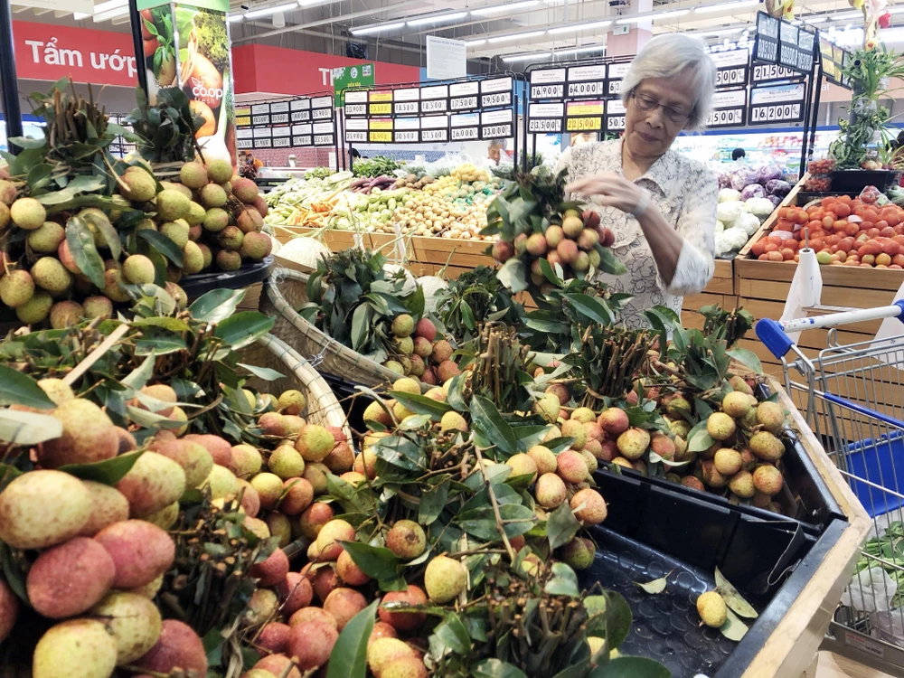 Người tiêu dùng Tp. Hồ Chí Minh mua vải thiều Lục Ngạn, Bắc Giang tại Co.opmart Huỳnh Tấn Phát, Quận 7. (Ảnh: Mỹ Phương/TTXVN)