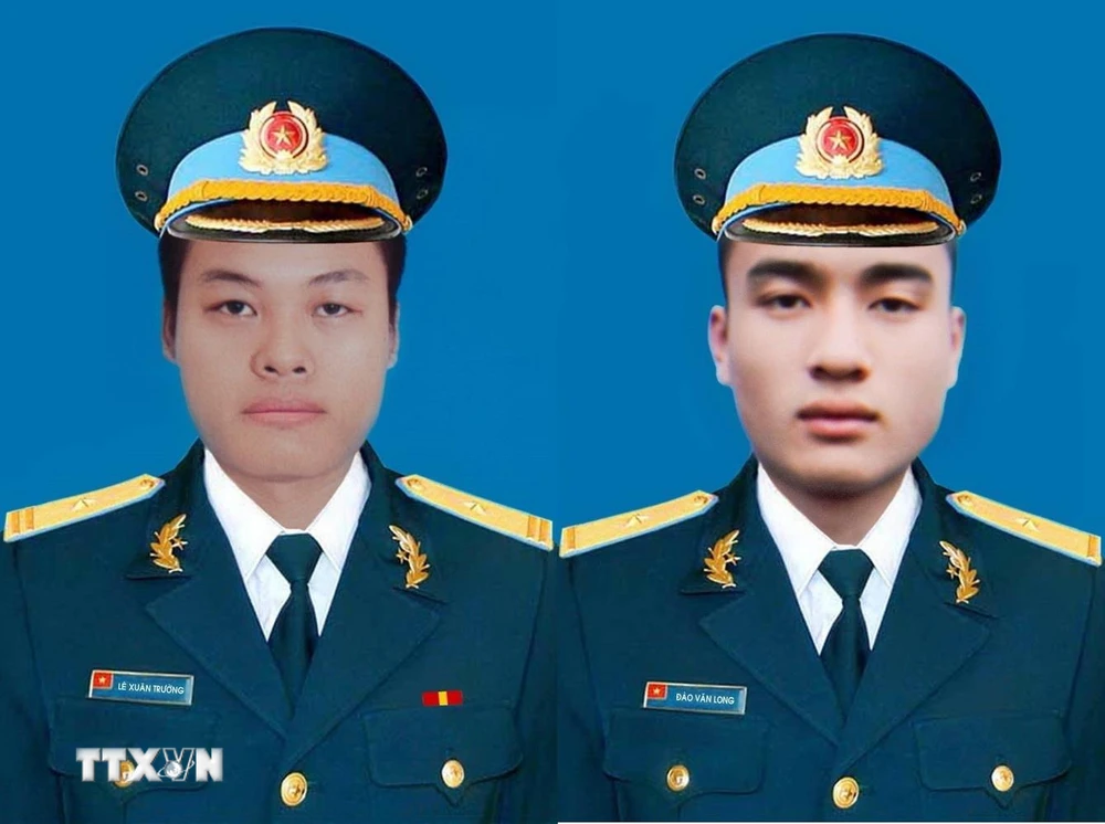 Phi công Đào Văn Long (phải) và phi công Lê Xuân Trường. (Ảnh: TTXVN phát)