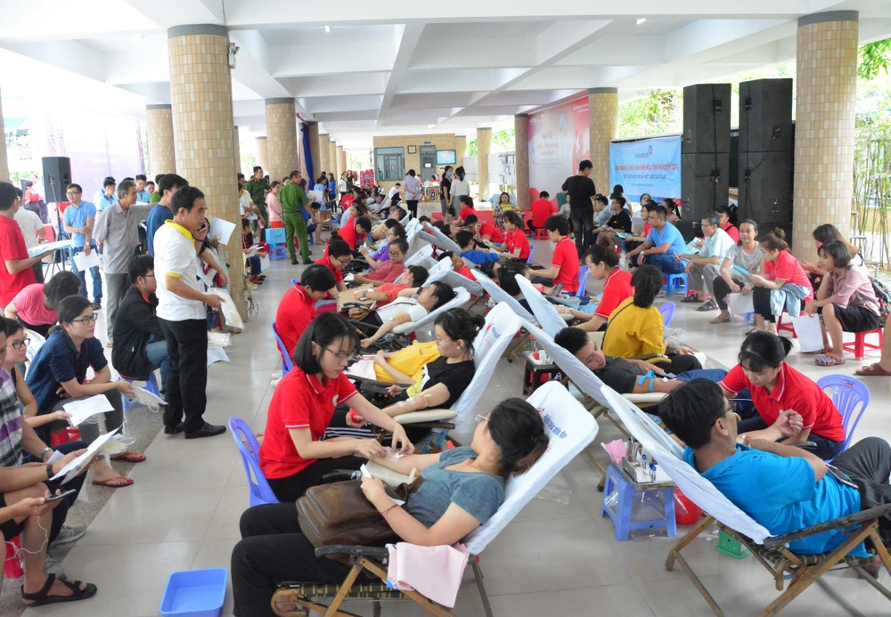 Ngày hội đã thu hút đông đảo người dân tham gia hiến máu. (Ảnh: Văn Dũng/TTXVN)