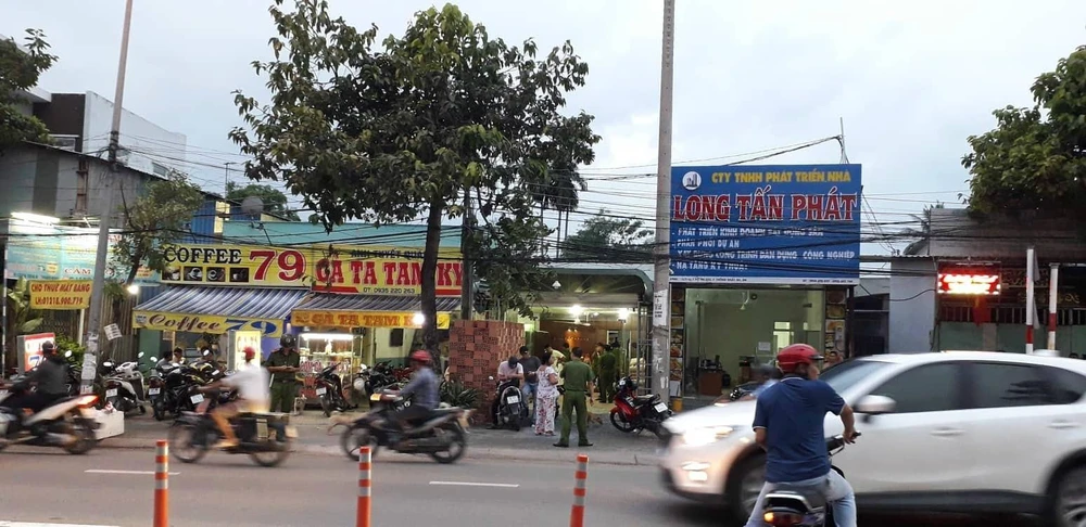 Lực lượng công an khám xét nơi ở và công ty ông Nguyễn Tấn Lương. (Ảnh: Sỹ Tuyên/TTXVN)