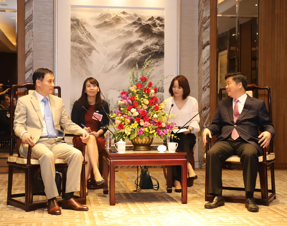 Thứ trưởng Lê Hoài Trung (bìa trái) tiếp kiến Phó Tỉnh trưởng Quảng Đông Âu Dương Vệ Dân. (Nguồn: Cơ quan thường trú TTXVN tại Hong Kong)