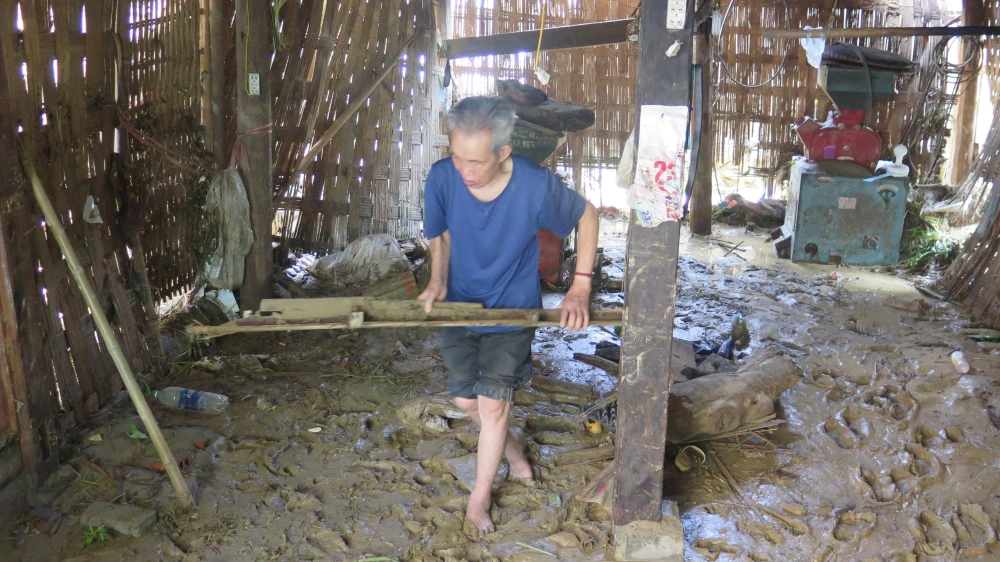 Người dân thôn Bản Dền (Sa Pa, Lào Cai) dọn dẹp, gia cố nhà cửa sau lũ. (Ảnh: Lục Hương Thu/TTXVN)