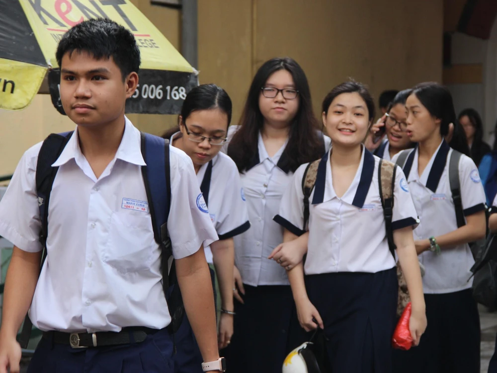 Thí sinh tại điểm thi Trường Trung học Phổ thông Marie Curie, quận 3 (TP Hồ Chí Minh). (Ảnh: Xuân Dự/TTXVN)