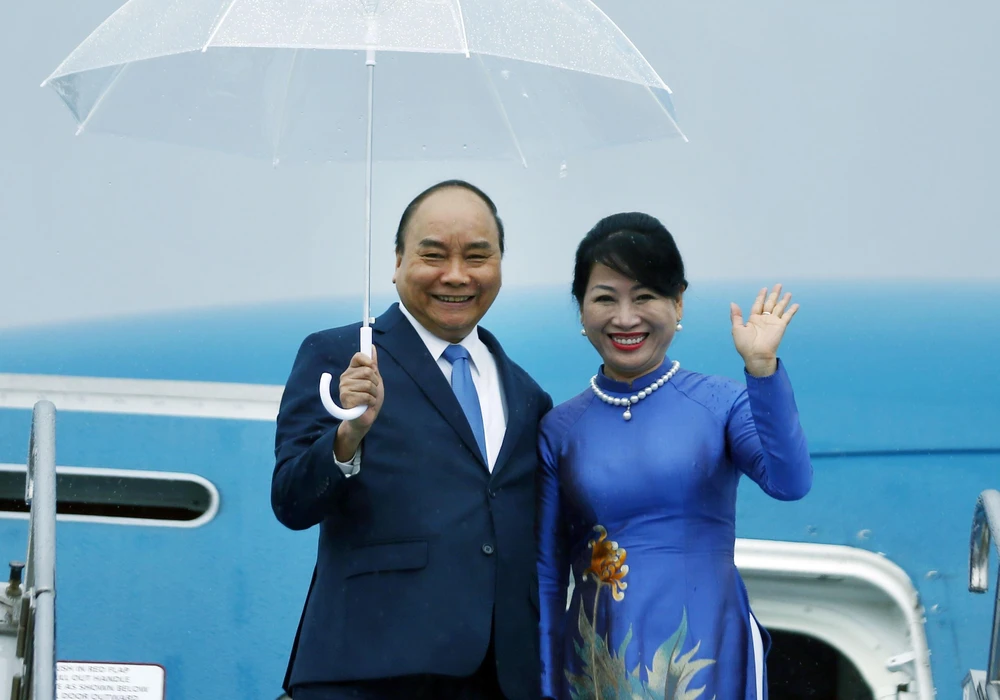 Thủ tướng Chính phủ Nguyễn Xuân Phúc và Phu nhân tại Sân bay quốc tế Kansai, Osaka. (Ảnh: Thống Nhất/TTXVN)