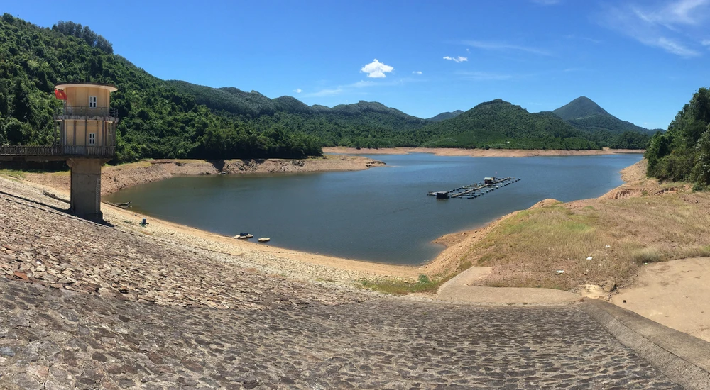 Hồ thủy lợi Hòa Mỹ, huyện Phong Điền (Thừa Thiên - Huế) lượng nước chỉ còn trên 10%. (Ảnh: Hồ Cầu/TTXVN)
