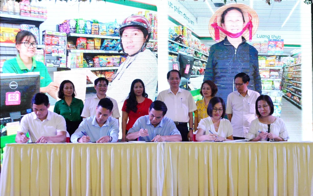 Các doanh nghiệp sản xuất, doanh nghiệp phân phối đã ký cam kết tham gia công tác chống rác thải nhựa do Chính phủ và thành phố Hà Nội phát động. (Ảnh: Phương Anh/TTXVN)