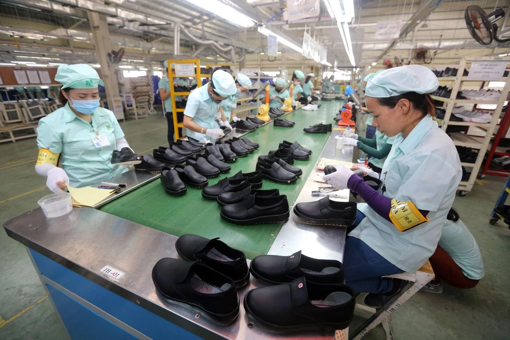 Dây chuyền sản xuất giày, dép xuất khẩu tại Công ty TNHH Midori Safety Footwear Việt Nam, tại khu công nghiệp Điện Nam-Điện Ngọc (Quảng Nam). (Ảnh: Danh Lam/TTXVN)