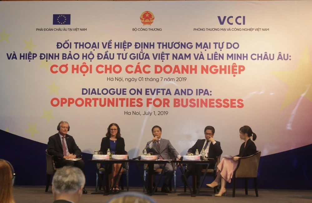 Cao uỷ Thương mại Liên minh Châu Âu (EU), bà Cecilia Malmström (thứ hai từ trái sang), Bộ trưởng Bộ Công Thương Trần Tuấn Anh (giữa), Chủ tịch VCCI Vũ Tiến Lộc (thứ hai từ phải sang) và đại diện Phái đoàn Châu Âu tại Việt Nam thảo luận tại Đối thoại. (Ảnh