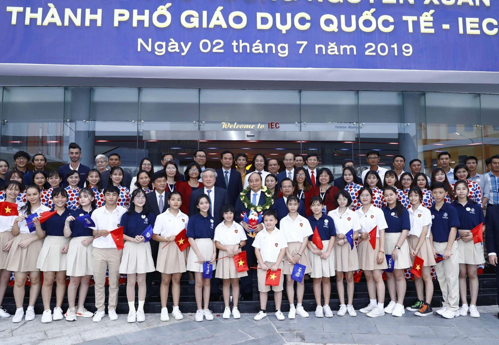 Thủ tướng Nguyễn Xuân Phúc với các bộ, giáo viên, học sinh thành phố giáo dục quốc tế IEC - Quảng Ngãi. (Ảnh: Thống Nhất/TTXVN)