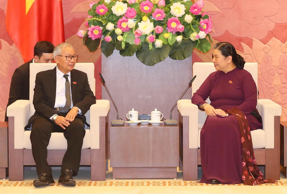 Phó Chủ tịch Thường trực Quốc hội Tòng Thị Phóng tiếp Ủy viên Ban Thường vụ Đảng Liên đoàn Quốc gia vì Dân chủ Myanmar. (Ảnh: Doãn Tấn/TTXVN)