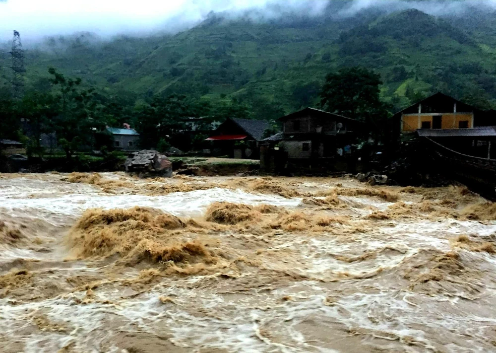 Nước trên thượng nguồn đổ xuống xã Bản Hồ, huyện Sa Pa, tỉnh Lào C, khiến nhiều nhà cửa của người dân bị ảnh hưởng. (Ảnh: Quốc Khánh/TTXVN)