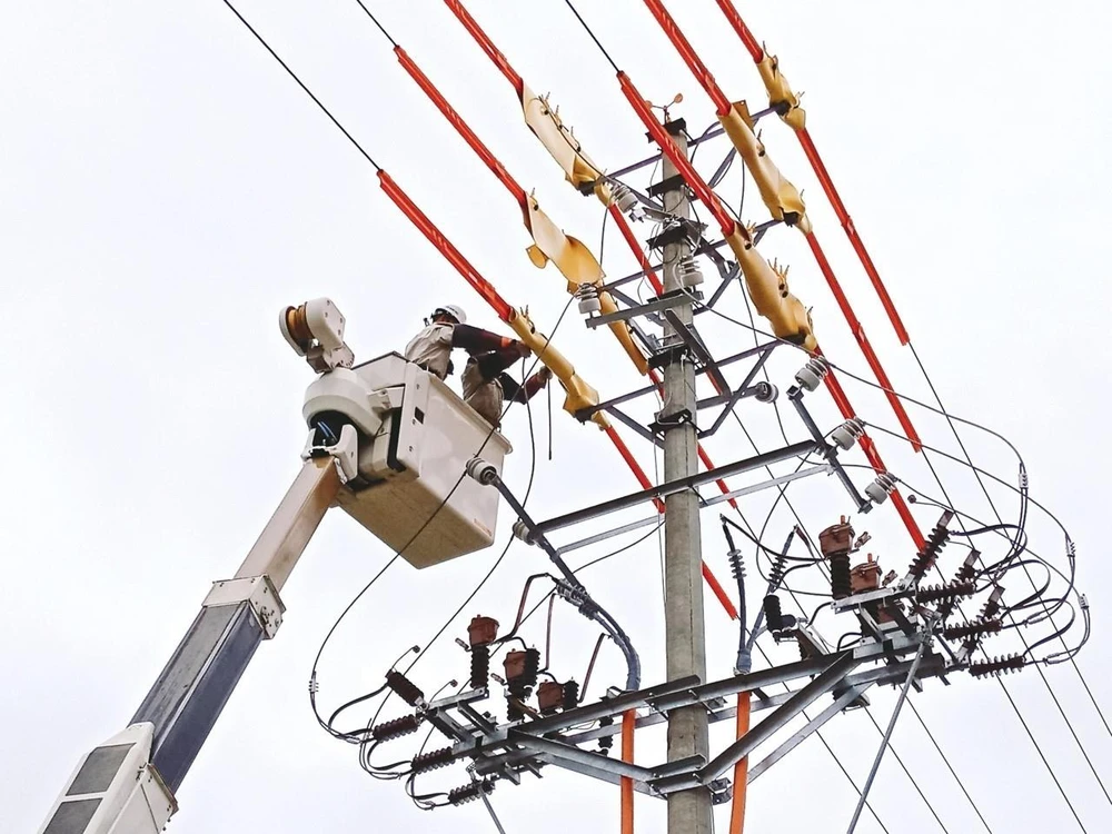 Công ty Điện lực quận Bắc Từ Liêm sử dụng công nghệ sửa chữa điện nóng-hotline. (Ảnh: TTXVN phát)