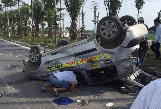 Hà Nội: Truy tìm xe ô tô gây tai nạn liên hoàn rồi bỏ trốn
