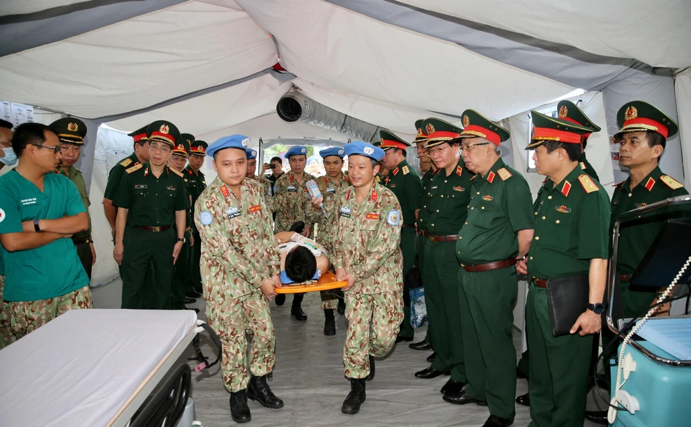 Thượng tướng Nguyễn Chí Vịnh, Thứ trưởng Bộ Quốc phòng kiểm tra công tác chuẩn bị Bệnh viện dã chiến cấp 2 số 2. (Ảnh: Dương Giang/TTXVN)