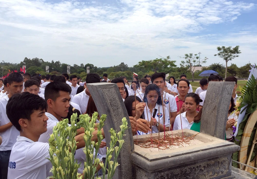 Các bạn trẻ dâng hương tại quần thể Tượng đài Mẹ Việt Nam anh hùng ở thành phố Tam Kỳ. (Ảnh: Đỗ Trưởng/TTXVN)