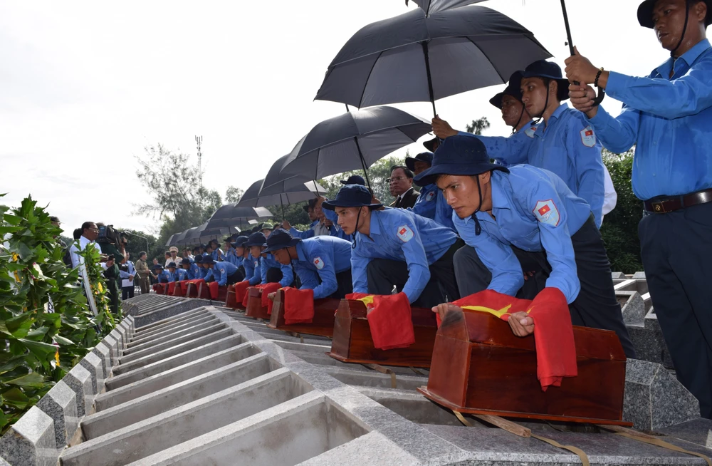 Lễ truy điệu, cải táng 99 hài cốt liệt sỹ quân tình nguyện và chuyên gia Việt Nam hy sinh tại Campuchia. Ảnh: Chương Đài - TTXVN