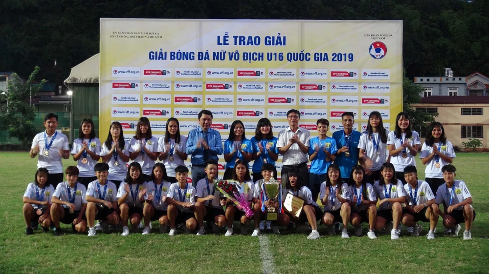 Ban tổ chức trao Giải vô địch cho Đội tuyển Hà Nội. (Ảnh: Diệp Anh/TTXVN)