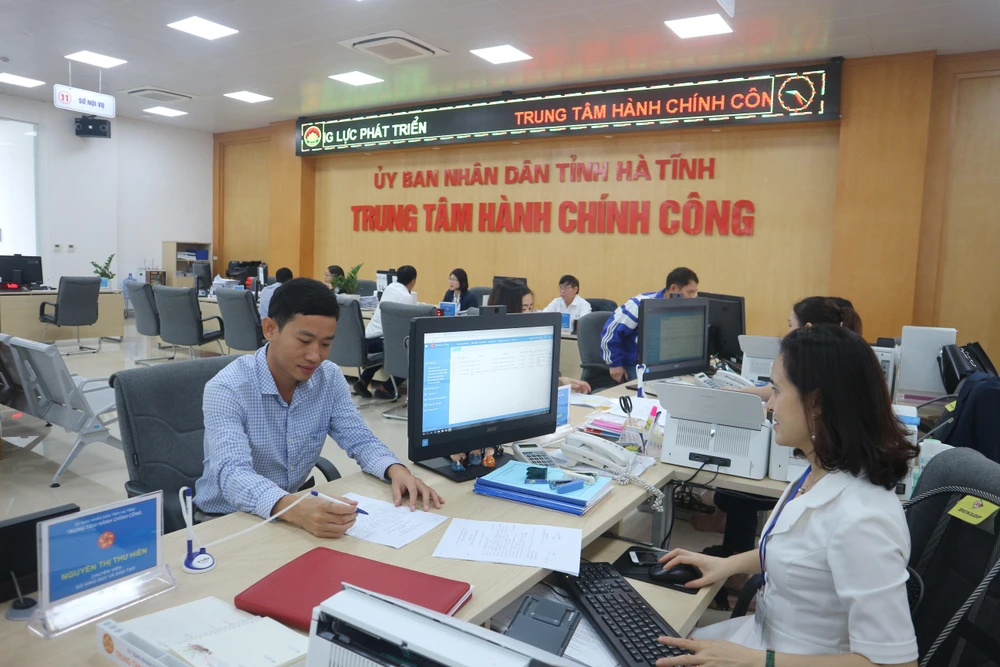 Cán bộ Trung tâm hành chính công tỉnh Hà Tĩnh giải quyết thủ tục hành chính cho người dân. (Ảnh minh họa: Hoàng Ngà/TTXVN)