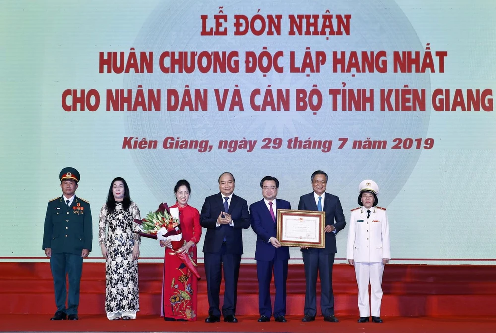 Thủ tướng Nguyễn Xuân Phúc trao tặng Huân chương Độc lập hạng Nhất cho nhân dân và cán bộ tỉnh Kiên Giang vì có nhiều thành tích xuất sắc trong công cuộc xây dựng và bảo vệ Tổ quốc 10 năm qua. (Ảnh: Thống Nhất/TTXVN)