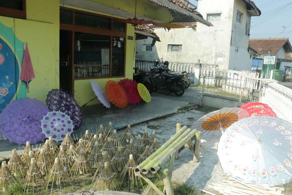 Ngôi nhà của một gia đình làm ô trong làng Panyingkiran. (Ảnh: Đỗ Quyên/Vietnam+)