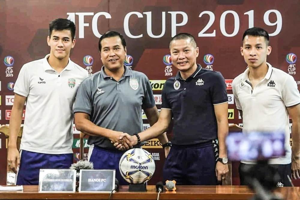 Đại diện Hà nội FC và Becamex Bình Dương FC họp báo trước trận quyết đấu lượt về AFC Cup 2019 trên sân vận động Hàng Đẫy Hà Nội. (Ảnh: Trọng Đạt/TTXVN)
