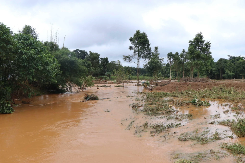 Nước xả từ hồ thủy điện Đắk Kar gây xói lở, ngập lụt vùng hạ du. (Ảnh: Hưng Thịnh/TTXVN)