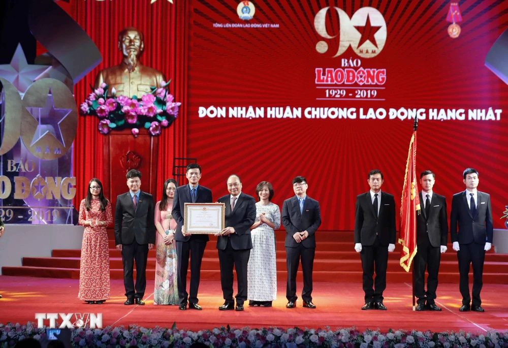 Thủ tướng Nguyễn Xuân Phúc trao tặng Huân chương Lao động hạng Nhất cho Báo Lao Động. (Ảnh: Thống Nhất/TTXVN)